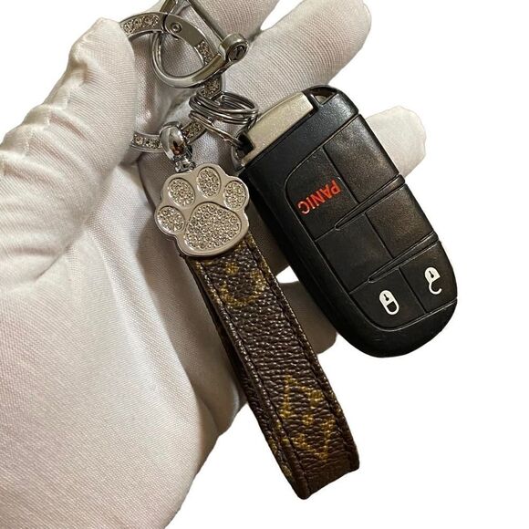 MONOGRAM CANVAS SILVERTONE KEYCHAIN S1 - Picture 3 of 10